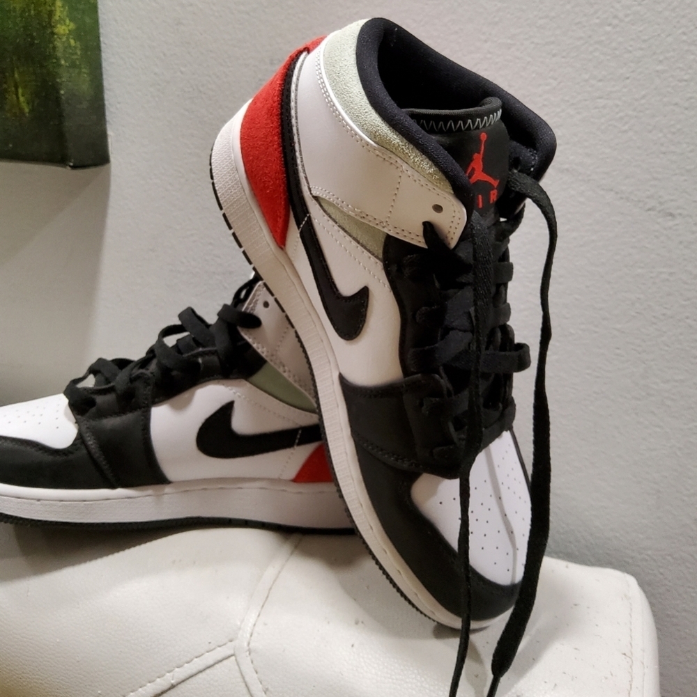 Nike Air Jordan 1 Mid Size 5,5 Y